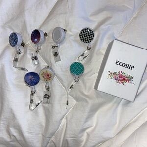 🎯 7 Retractable badge holders with snap and clip. Variety of colors!